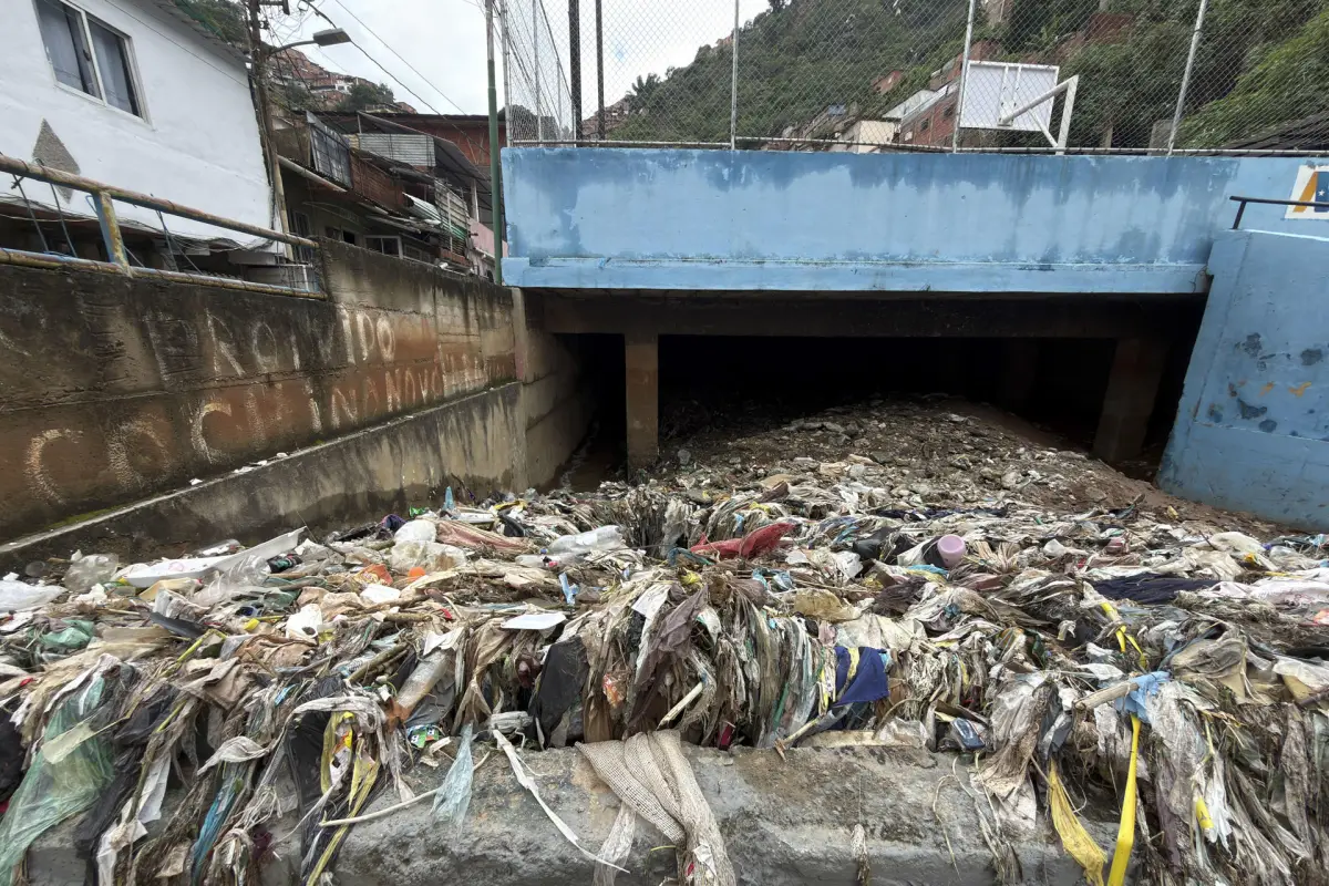 Detalle de un canal de desagüe taponado con basura este 23 de agosto, tras las fuertes lluvias del sábado, en Caracas (Venezuela), EFE/Miguel Gutiérrez