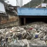Detalle de un canal de desagüe taponado con basura este 23 de agosto, tras las fuertes lluvias del sábado, en Caracas (Venezuela) , EFE/Miguel Gutiérrez

