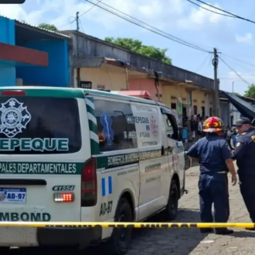Bomberos atendieron la emergencia en el Barrio El Jardín, de Coatepeque. ,Bomberos Municipales Departamentales. 