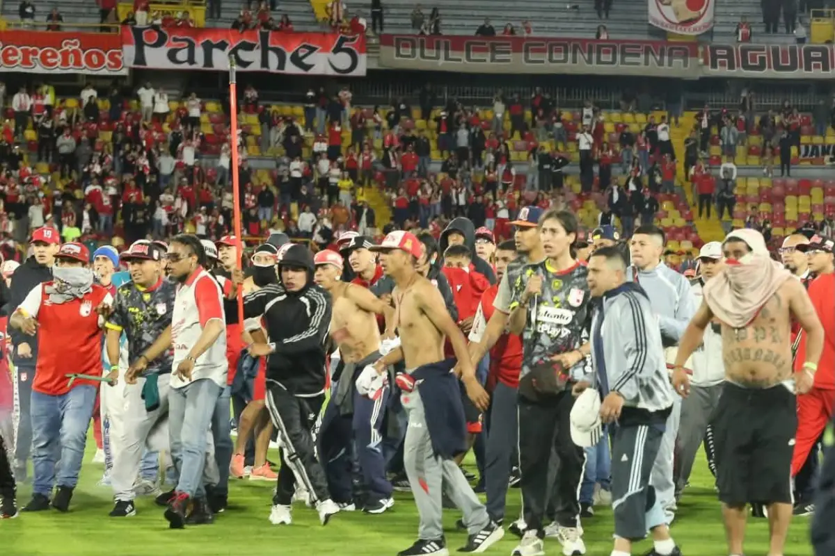 Disturbios en el Santa Fe vs. América del futbol colombiano 