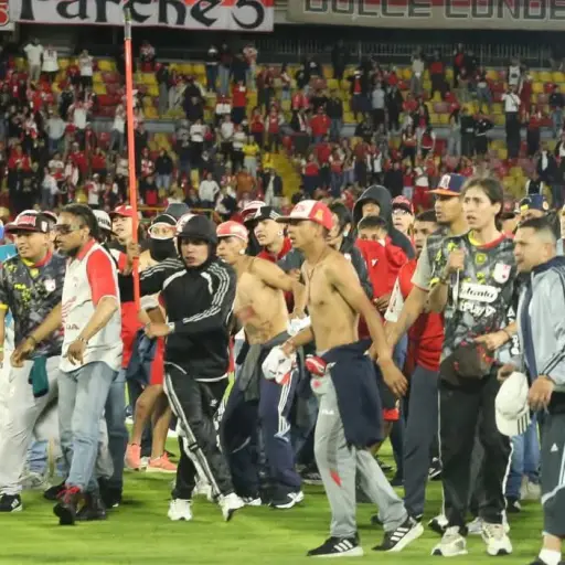 Disturbios en el Santa Fe vs. América del futbol colombiano 