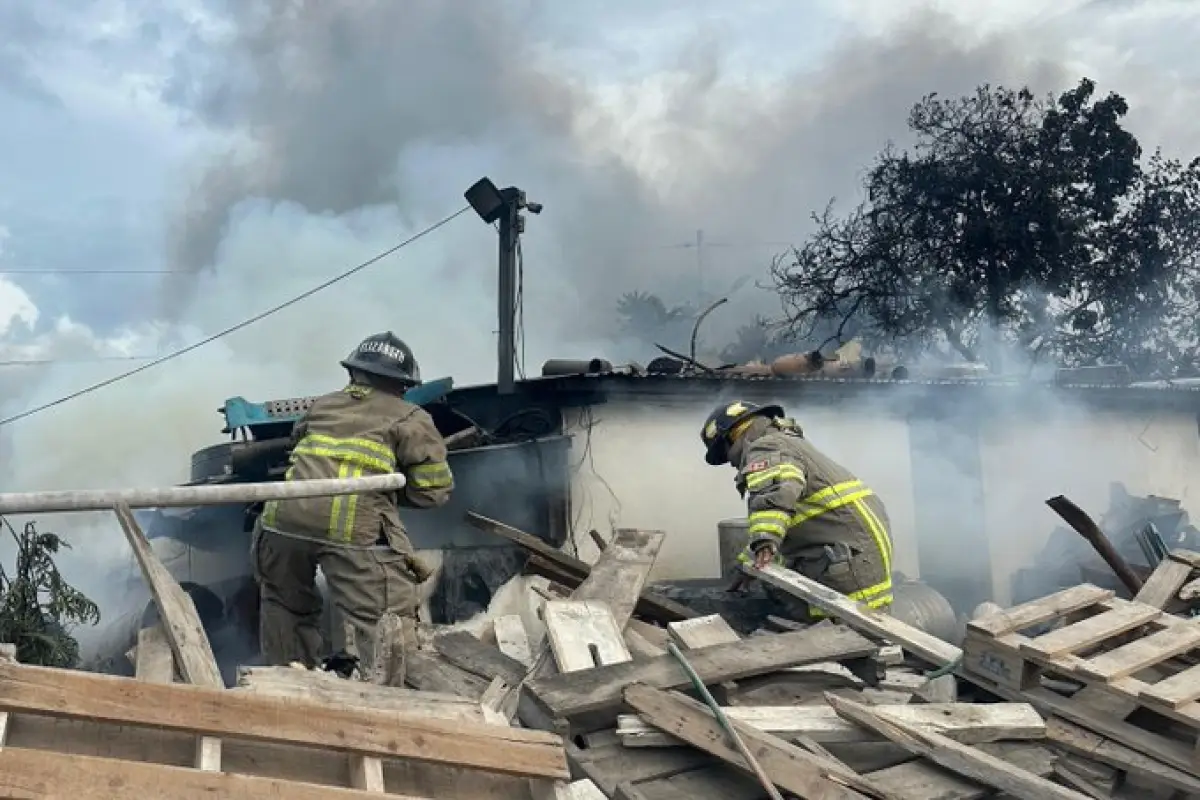 Los cuerpos de rescate apagaron el incendio que consumió cinco viviendas., Bomberos Voluntarios.