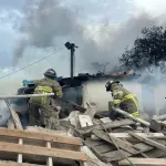 Los cuerpos de rescate apagaron el incendio que consumió cinco viviendas. ,Bomberos Voluntarios.