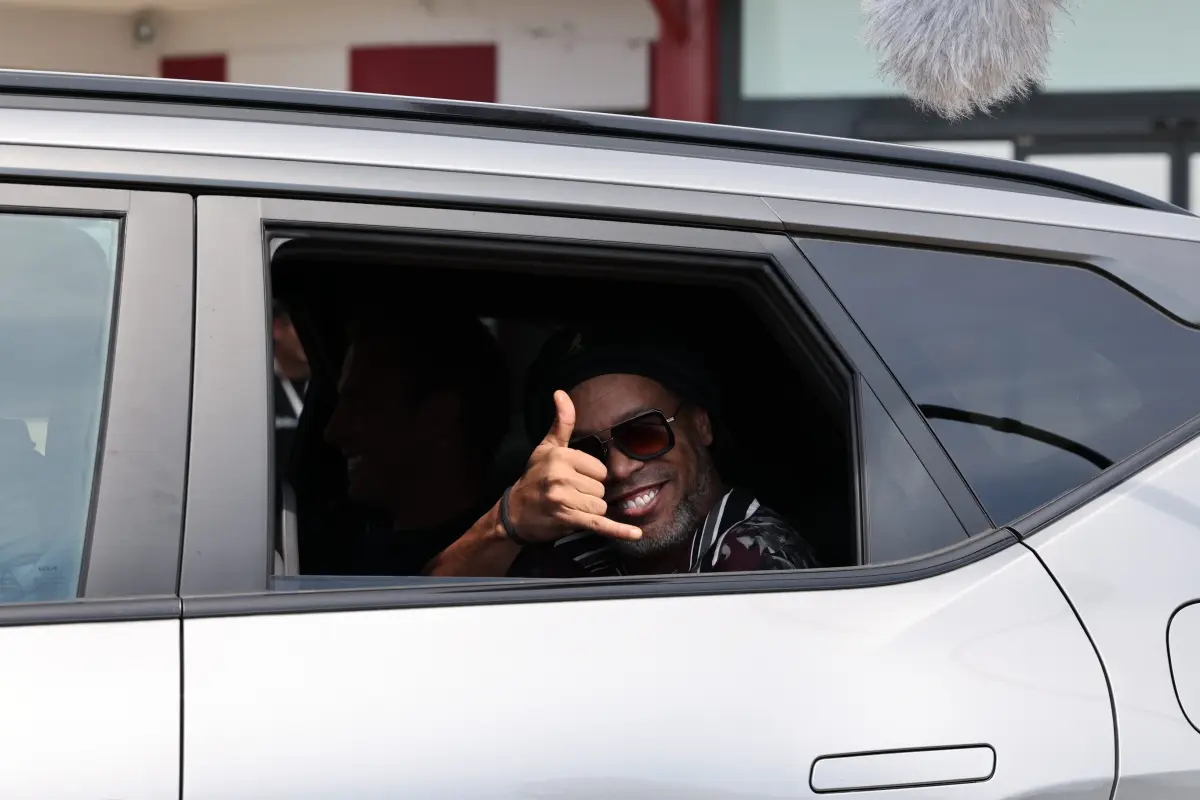 Ronaldinho al momento de aterrizar en Emilia-Romaña (Italia) 