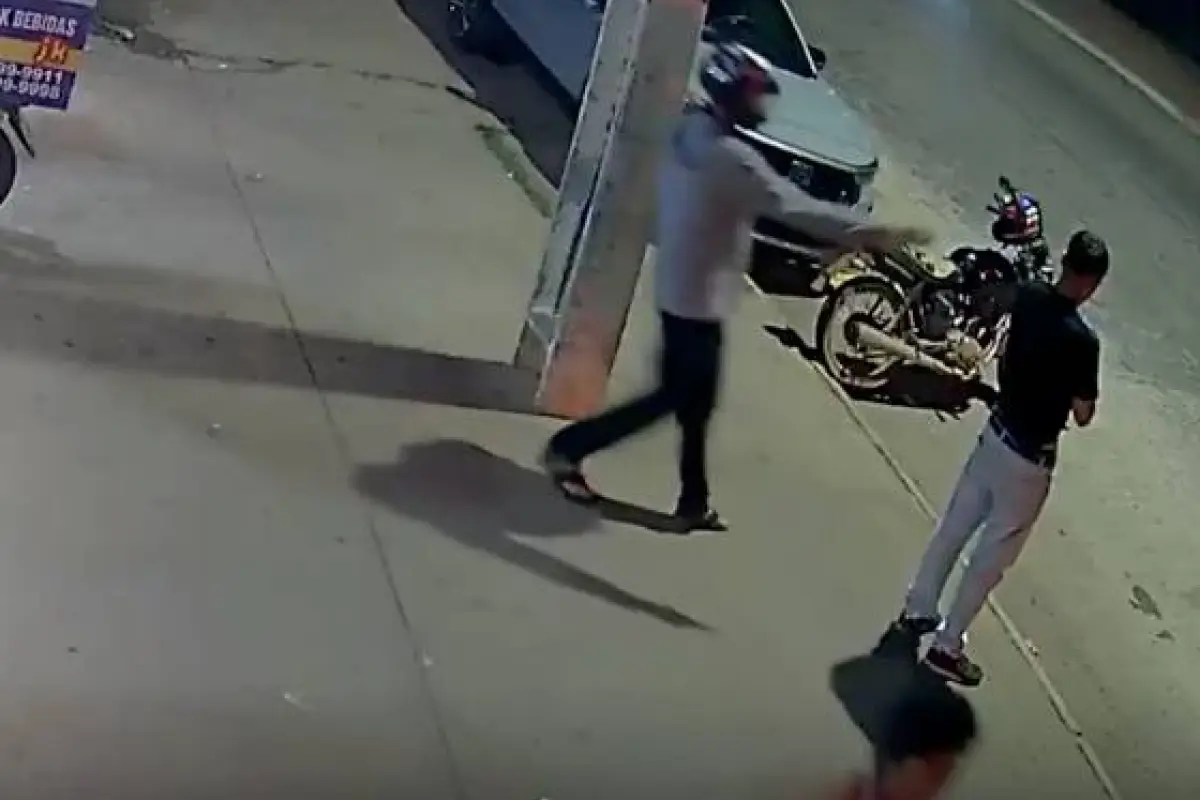 Le falla arma a sicario y casi termina vapuleado, Captura de video
