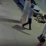 Le falla arma a sicario y casi termina vapuleado ,Captura de video