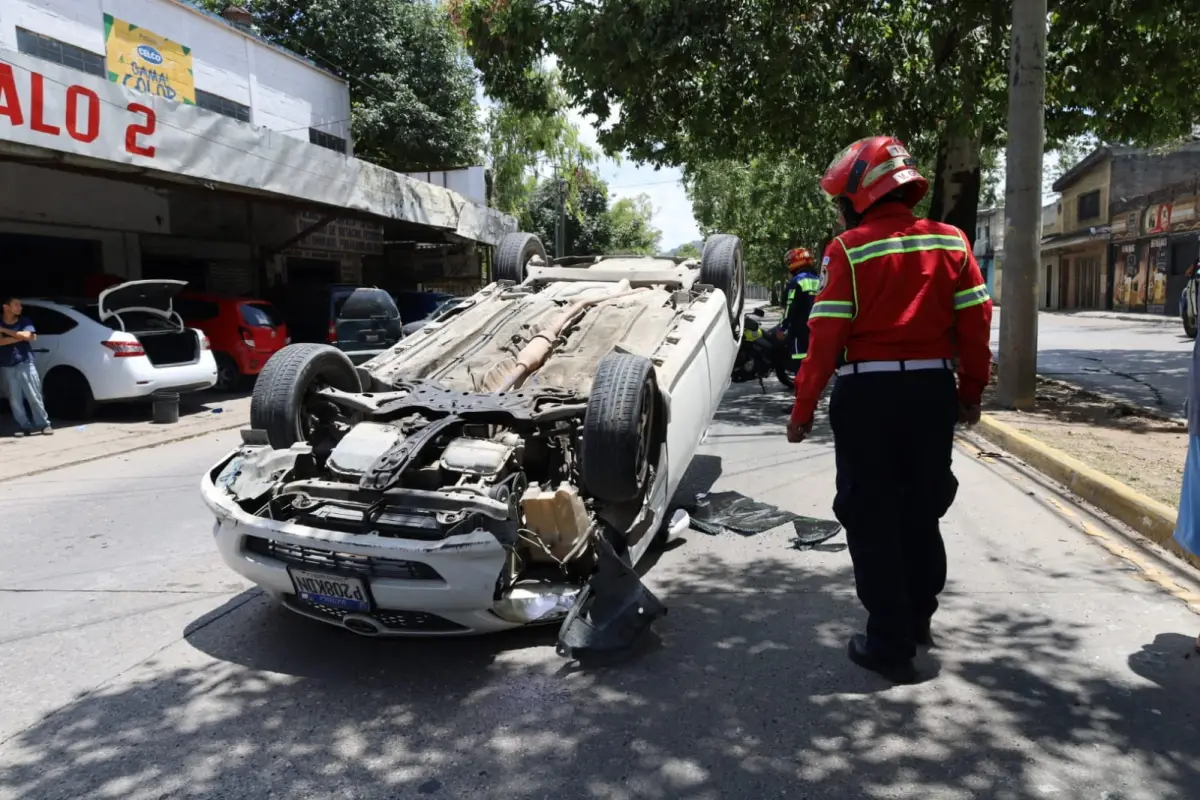 El vehículo quedó volcado en un sector de la zona 6., Bomberos Municipales