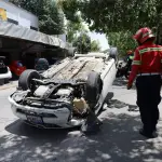 El vehículo quedó volcado en un sector de la zona 6. ,Bomberos Municipales