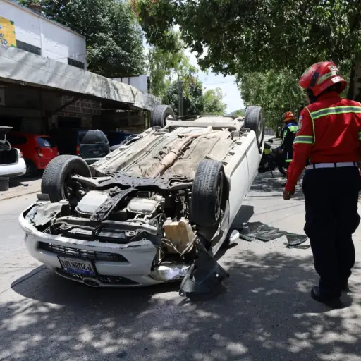 El vehículo quedó volcado en un sector de la zona 6. ,Bomberos Municipales