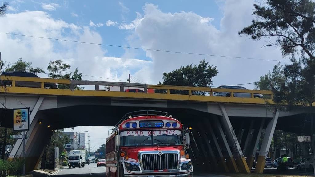 Tránsito en el puente del Periférico, sobre la calzada Aguilar Batres. | Omar Solís, Emisoras Unidas