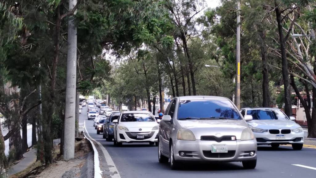 Tránsito en el puente del Periférico, sobre la calzada Aguilar Batres. | Omar Solís, Emisoras Unidas