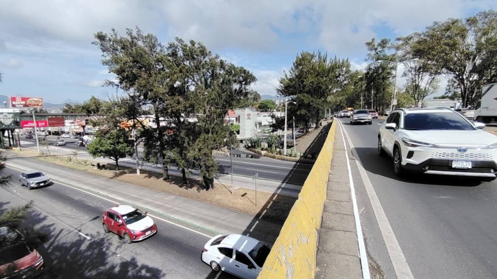 Tránsito en el puente del Periférico, sobre la calzada Aguilar Batres. | Omar Solís, Emisoras Unidas