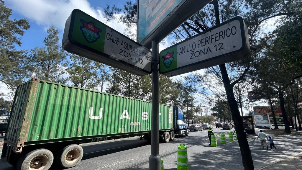 Tránsito en el puente del Periférico, sobre la calzada Aguilar Batres. | Omar Solís, Emisoras Unidas