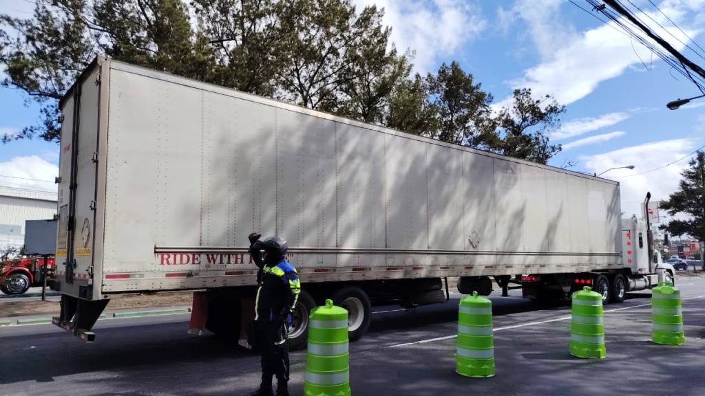 Tránsito en el puente del Periférico, sobre la calzada Aguilar Batres. | Omar Solís, Emisoras Unidas