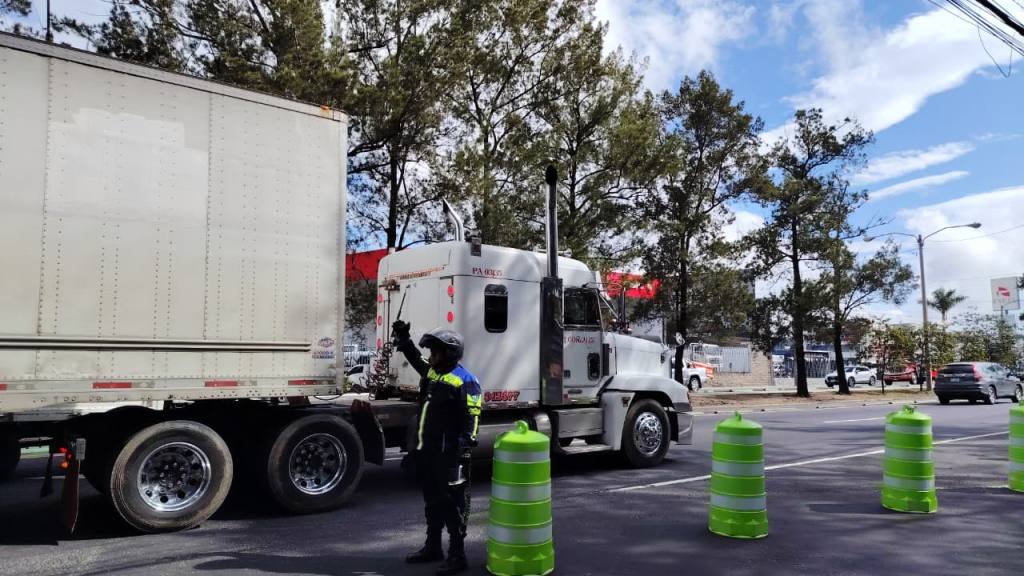 Tránsito en el puente del Periférico, sobre la calzada Aguilar Batres. | Omar Solís, Emisoras Unidas