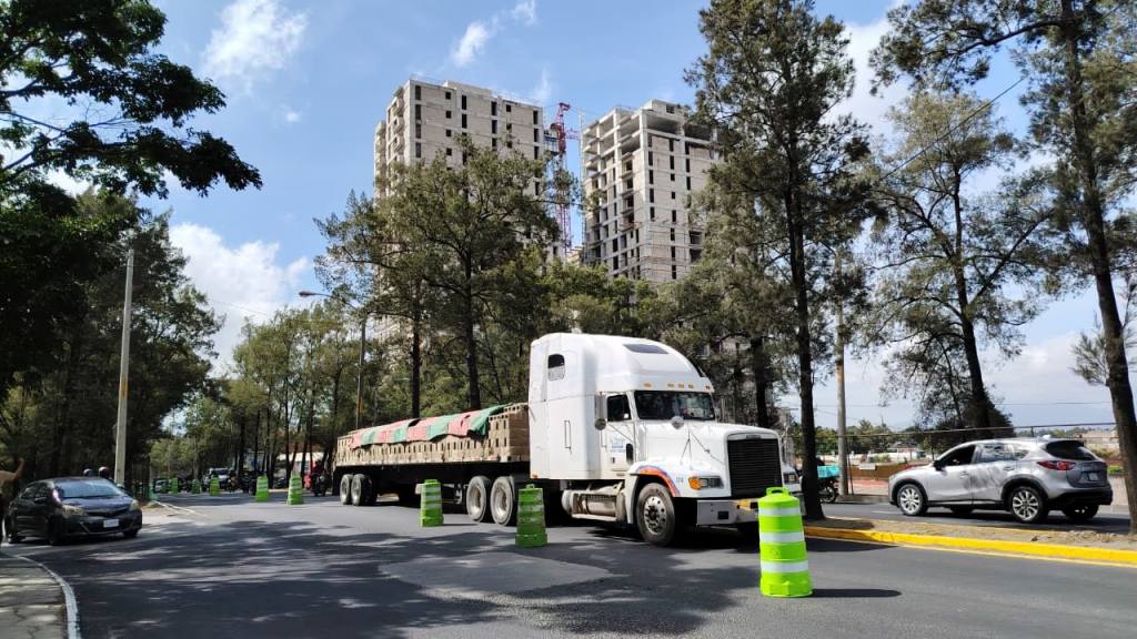 Tránsito en el puente del Periférico, sobre la calzada Aguilar Batres. | Omar Solís, Emisoras Unidas