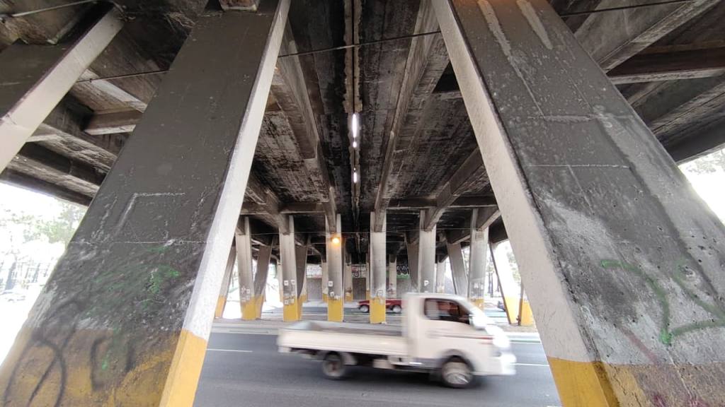 Tránsito en el puente del Periférico, sobre la calzada Aguilar Batres. | Omar Solís, Emisoras Unidas