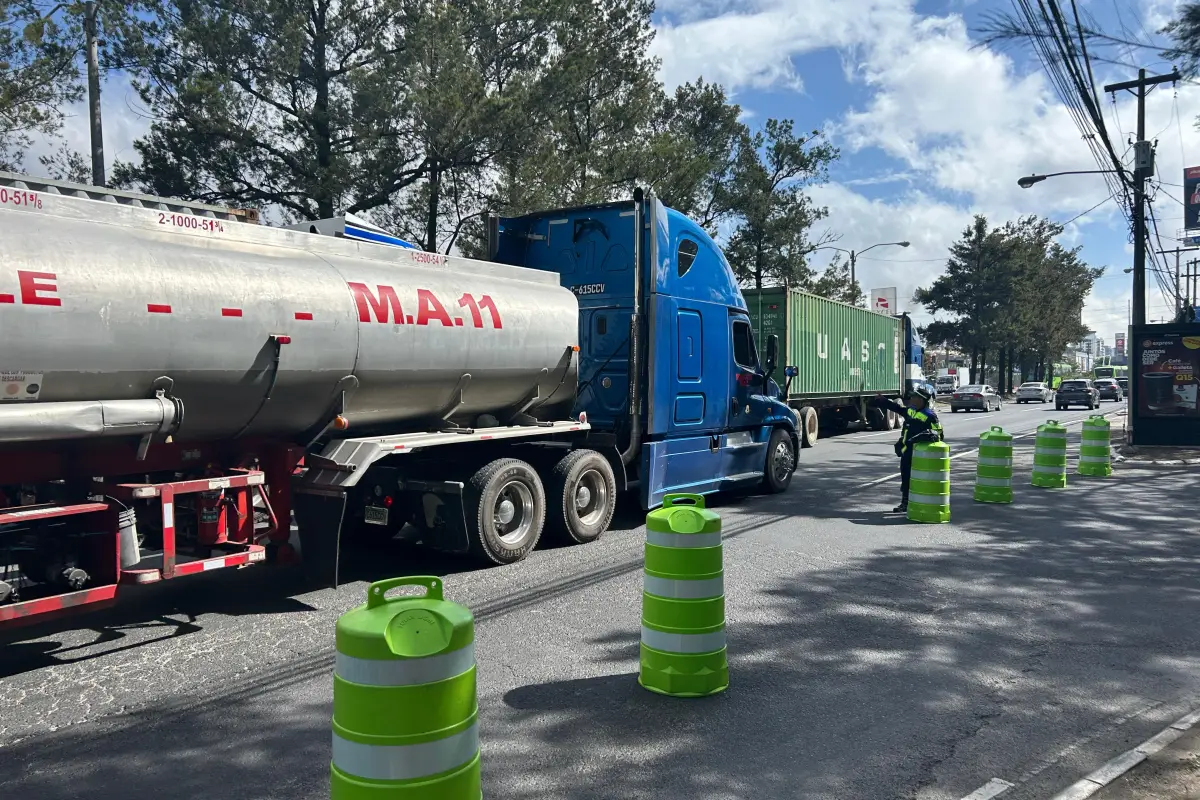 El paso quedó restringido para el transporte pesado en el puente Periférico, calzada Aguilar Batres., Omar Solís/Emisoras Unidas