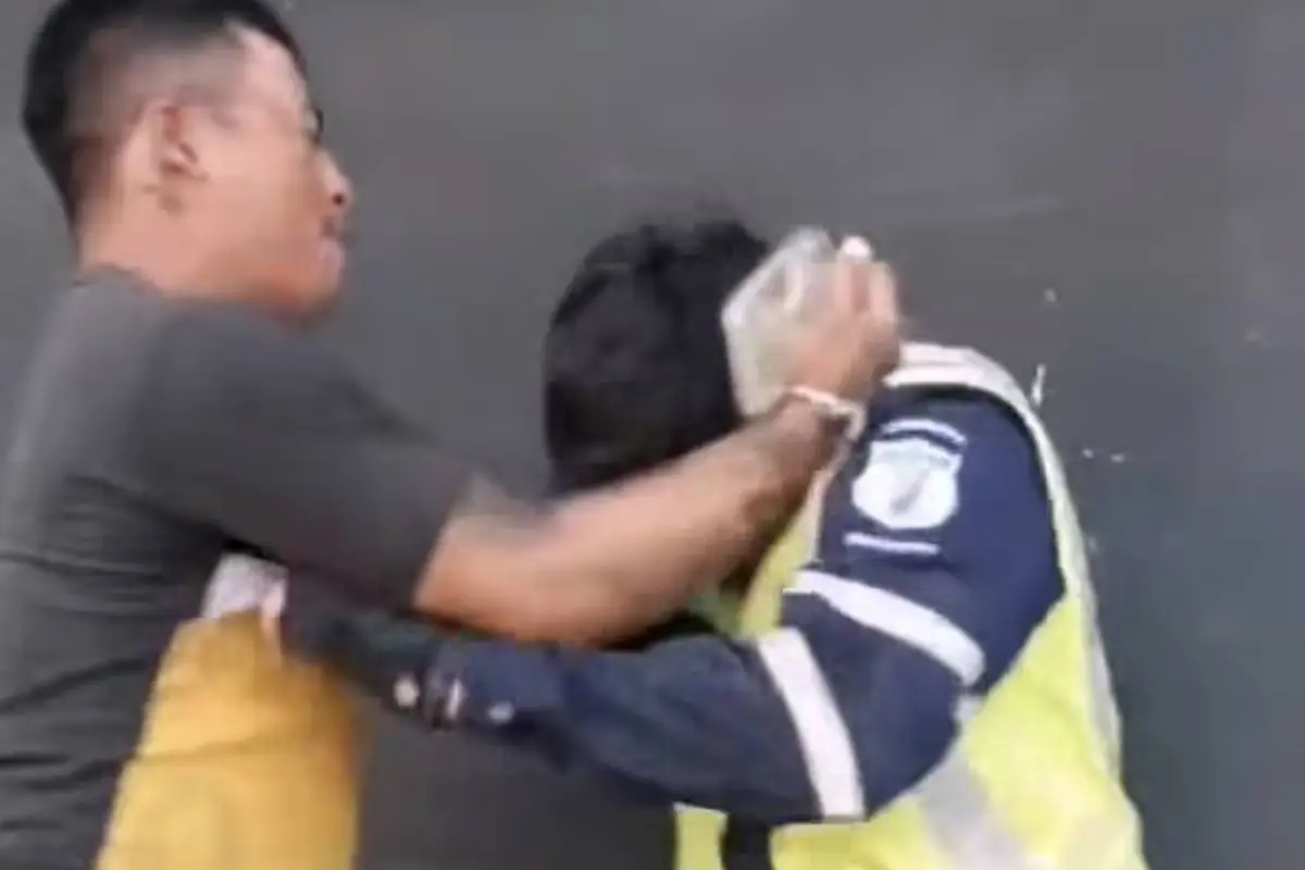 Multa habría provocado violenta pelea entre motorista y agente de la PMT en Amatitlán., Captura de pantalla video de X.