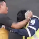 Multa habría provocado violenta pelea entre motorista y agente de la PMT en Amatitlán. ,Captura de pantalla video de X.