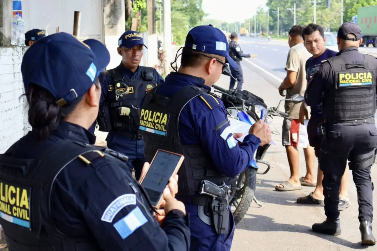 Fuerte despliegue policial sorprende a vecinos de Escuintla., Mingob