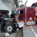 Uno de los vehículos involucrados en la colisión en la subida de Villa Lobos. ,PMT de Villa Nueva