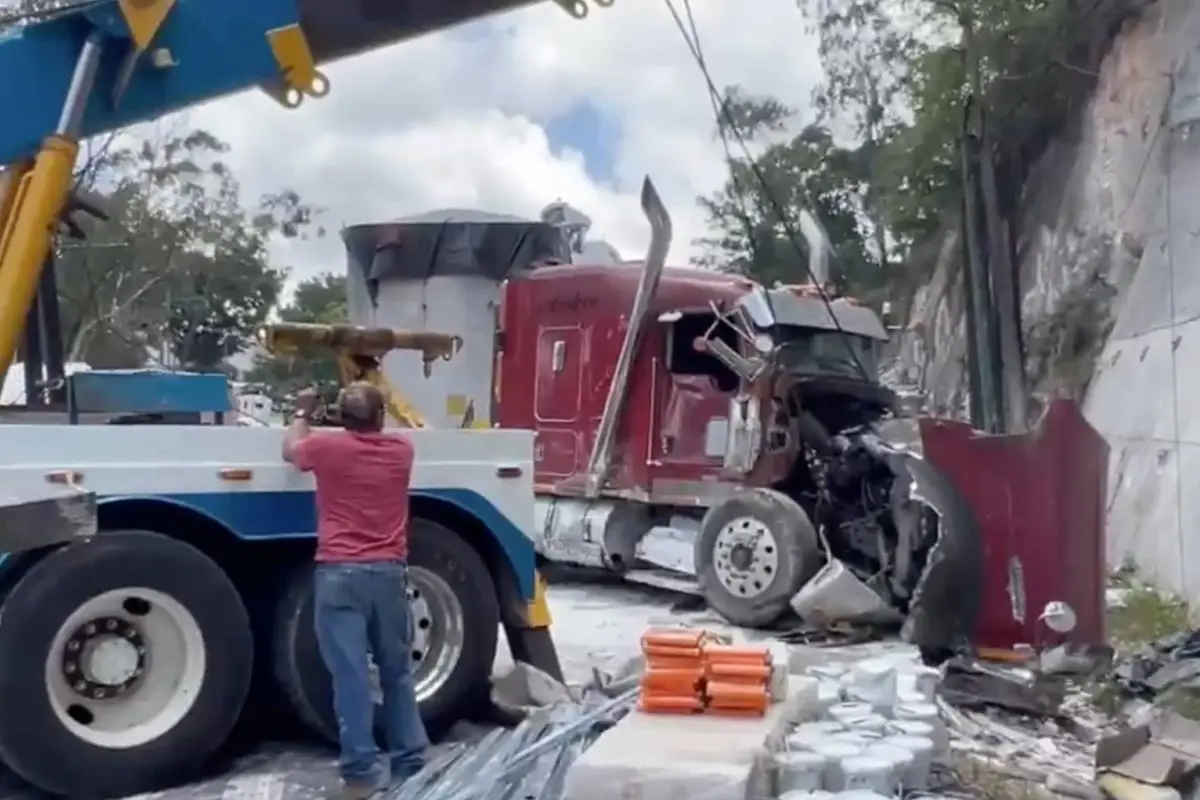 El tráiler quedó empotrado tras pasarse a carriles contrarios en la subida de Villa Lobos., PMT de Villa Nueva