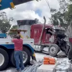 El tráiler quedó empotrado tras pasarse a carriles contrarios en la subida de Villa Lobos. ,PMT de Villa Nueva