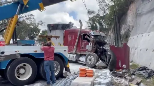 El tráiler quedó empotrado tras pasarse a carriles contrarios en la subida de Villa Lobos. ,PMT de Villa Nueva