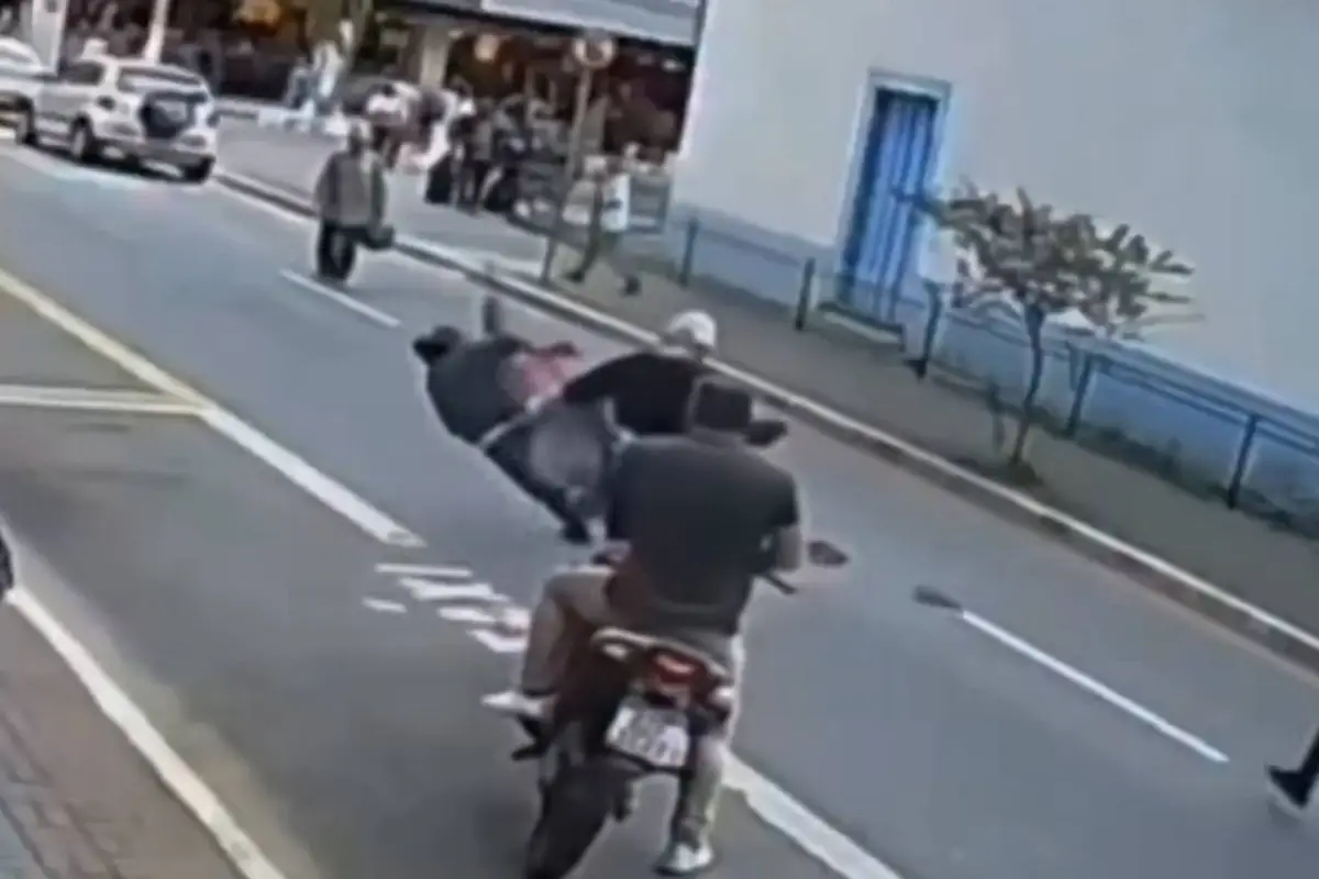 Asaltó una óptica y huyó corriendo, pero un peatón le puso el pie y frustró su escape., Captura de pantalla video de X.