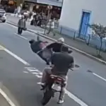 Asaltó una óptica y huyó corriendo, pero un peatón le puso el pie y frustró su escape. ,Captura de pantalla video de X.
