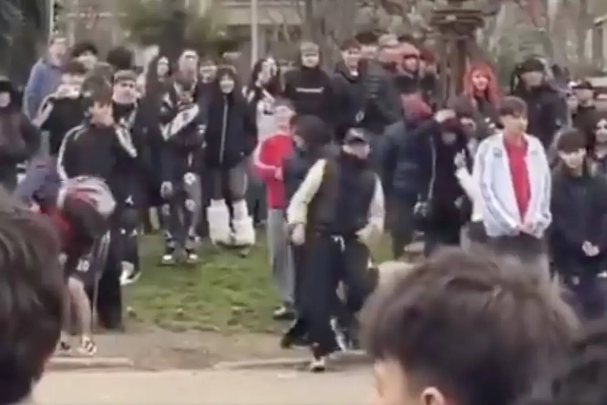 Batalla de aura termina en violencia: jóvenes fueron atacados a piedrazos y botellazos en Argentina., Captura de pantalla video de X.
