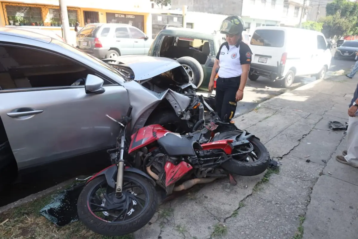 Fuerte accidente múltiple involucra a cinco vehículos y una motocicleta en zona 11., Bomberos Voluntarios.