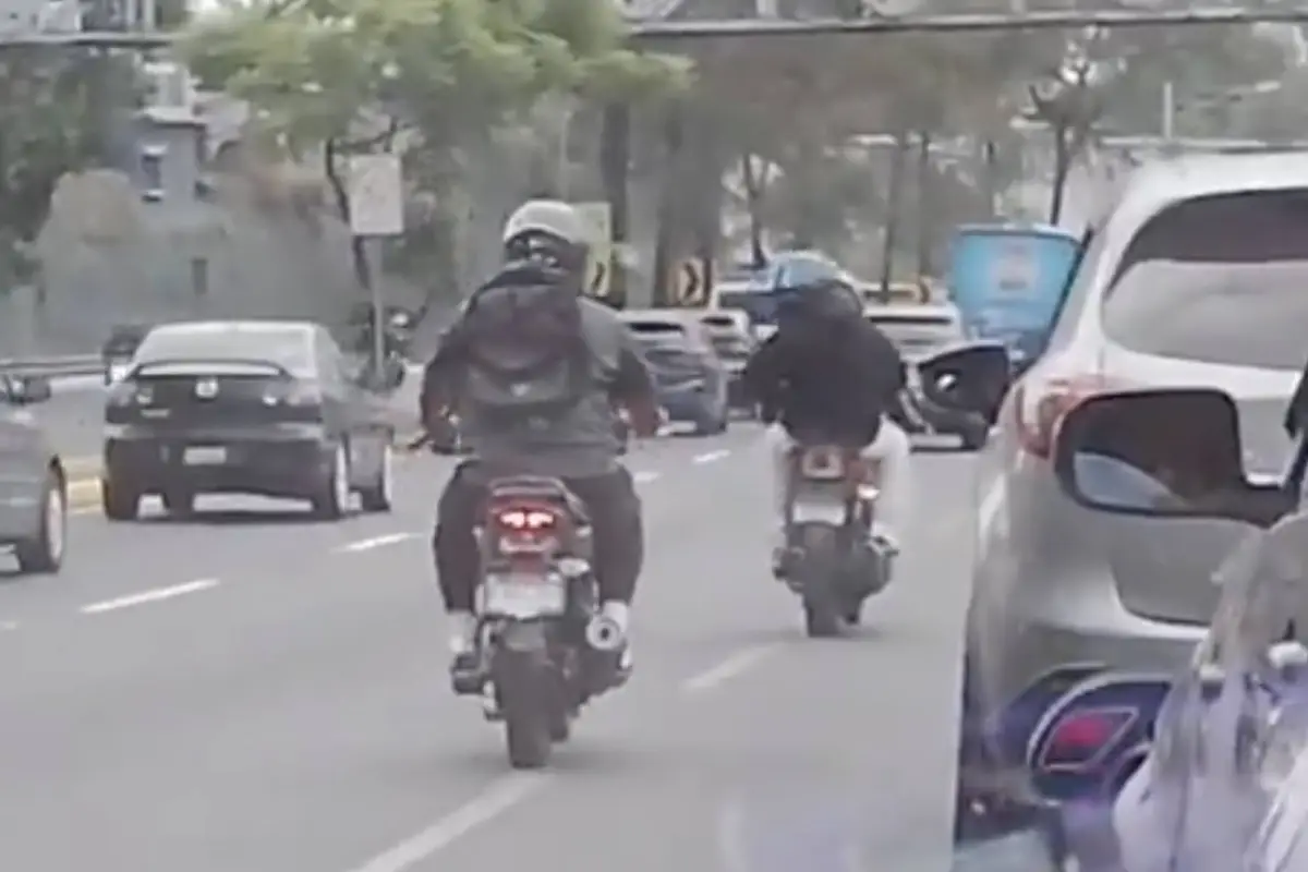 Motoladrones asaltan a conductor en pleno tránsito., Captura de pantalla video de X.
