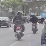 Motoladrones asaltan a conductor en pleno tránsito. ,Captura de pantalla video de X.