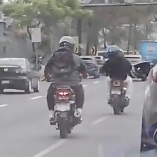 Motoladrones asaltan a conductor en pleno tránsito. ,Captura de pantalla video de X.