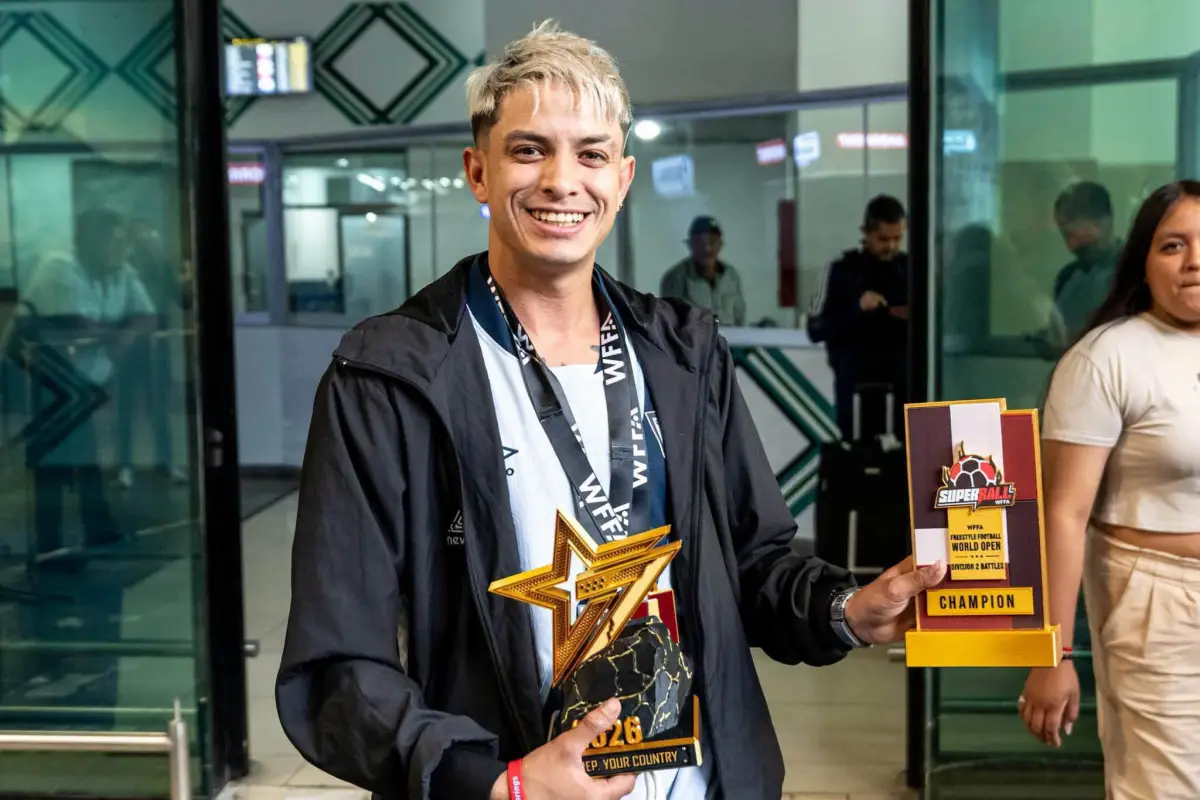 Jhonny Carías regresó anoche al país tras lograr un título mundial del freestayle