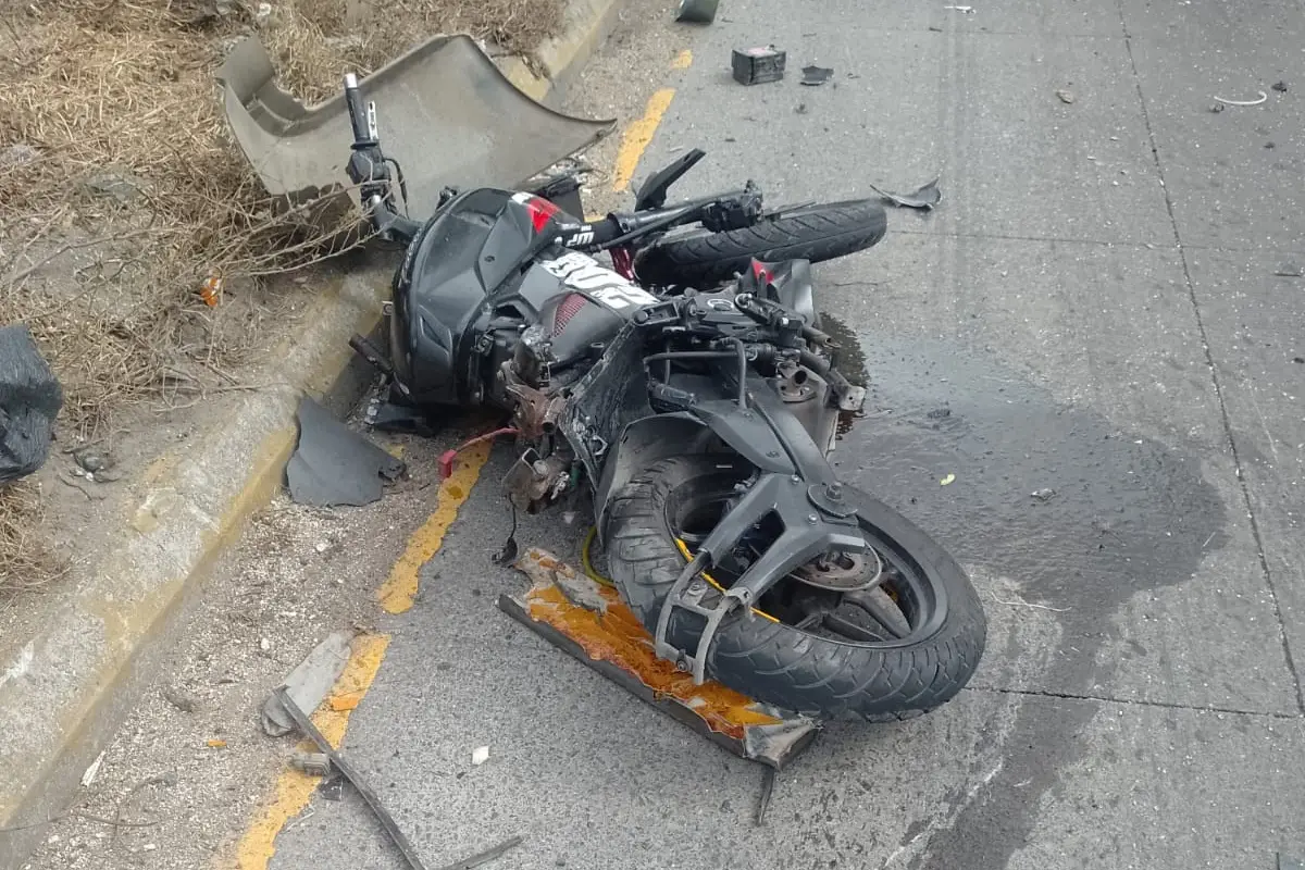 Una motocicleta fue embestida en el accidente vial., PMT de Villa Nueva