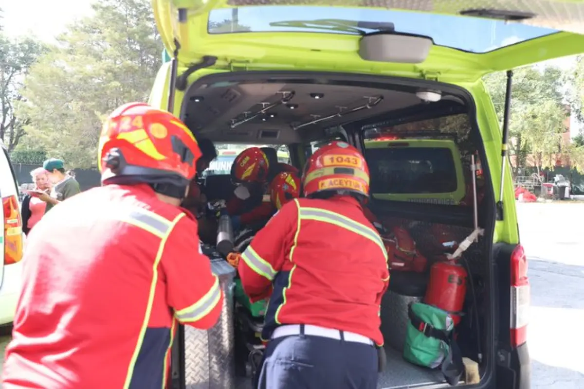 Una de las víctimas del ataque armado en la zona 13 fue llevada a la emergencia del Hospital Roosevelt., Bomberos Municipales.