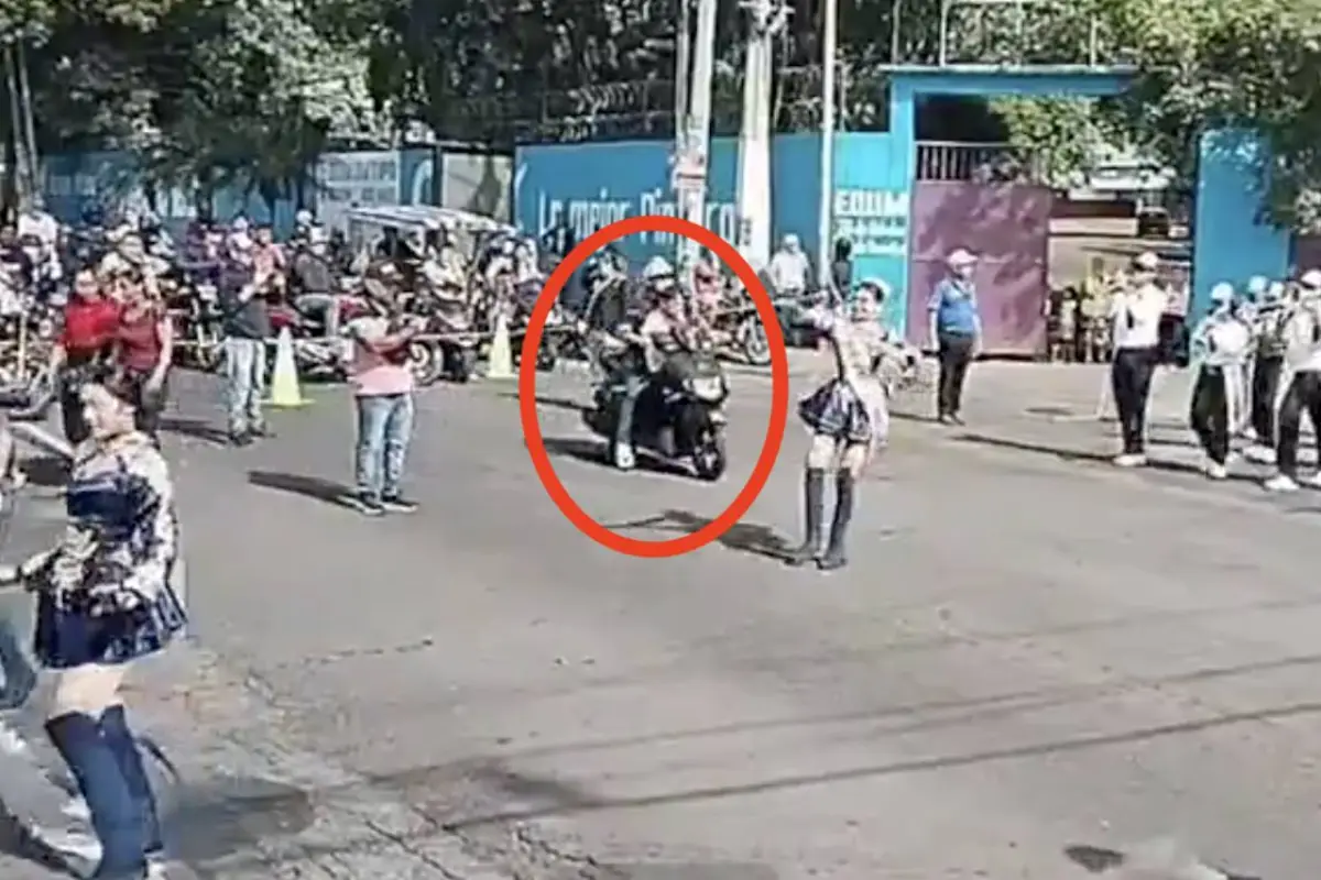 Motorista irrumpe en desfile de Independencia y golpea a una batonista en Escuintla., Captura de pantalla video de X.