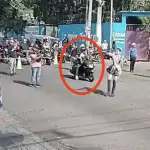 Motorista irrumpe en desfile de Independencia y golpea a una batonista en Escuintla. ,Captura de pantalla video de X.