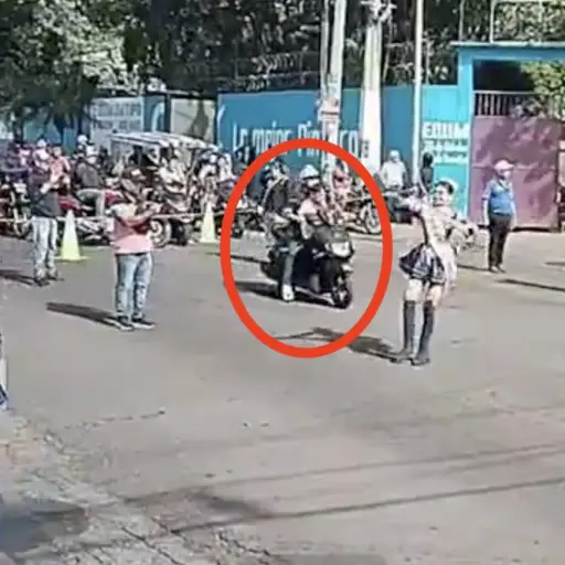 Motorista irrumpe en desfile de Independencia y golpea a una batonista en Escuintla. ,Captura de pantalla video de X.