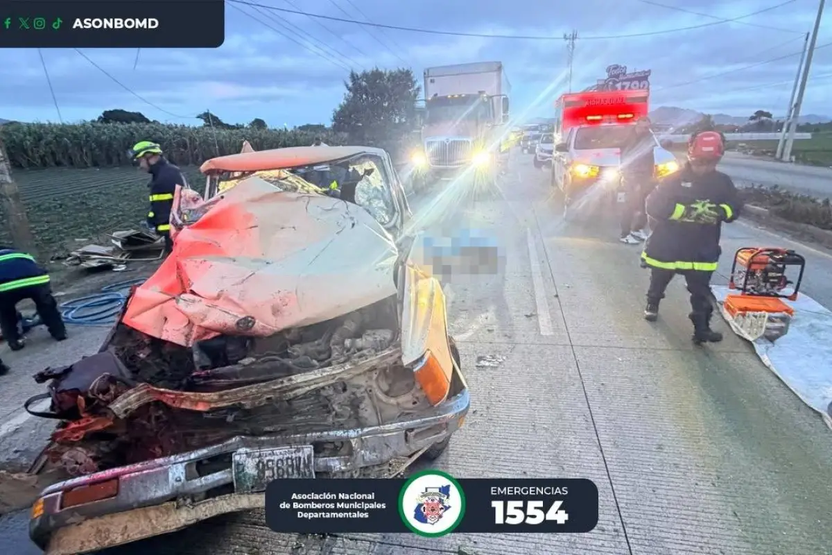 Área del accidente en el kilómetro 72.5 de la ruta Interamericana, donde dos personas murieron., Bomberos Municipales Departamentales