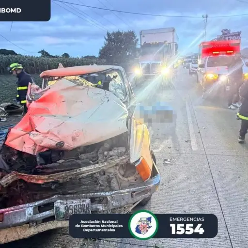 Área del accidente en el kilómetro 72.5 de la ruta Interamericana, donde dos personas murieron. ,Bomberos Municipales Departamentales