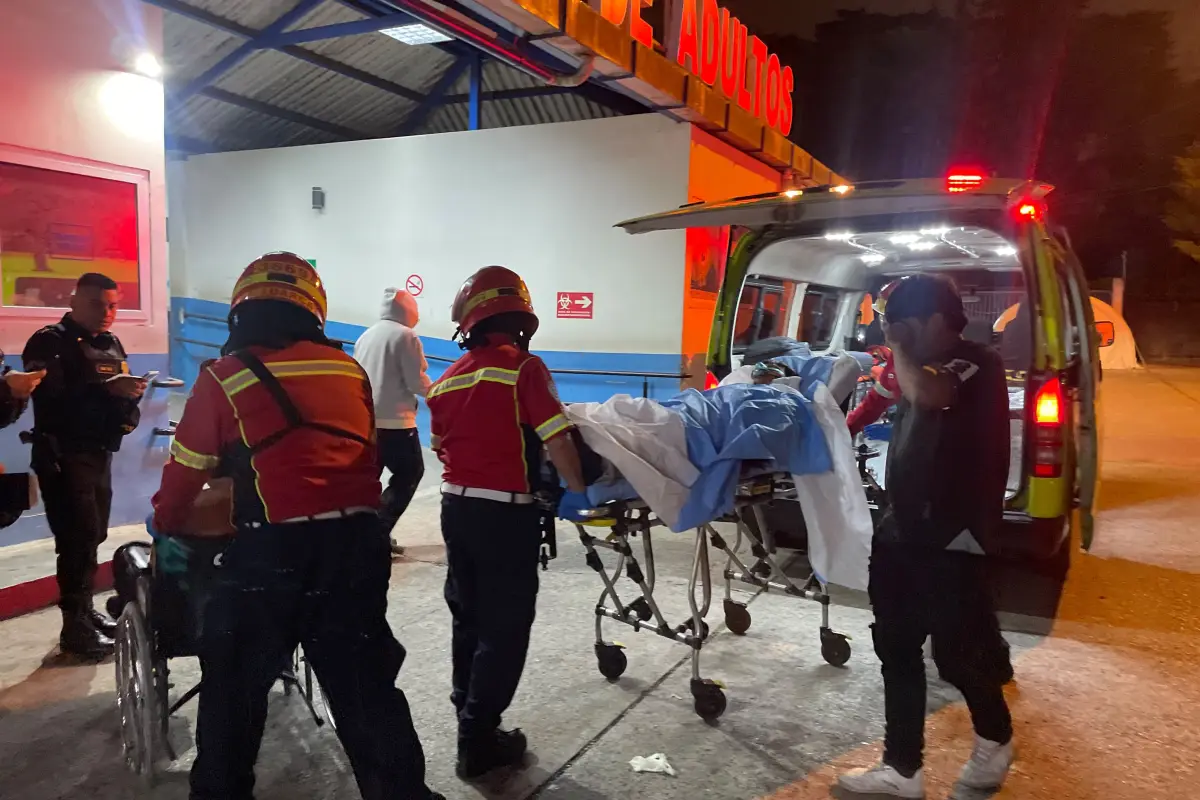 Momento en el que los heridos tras el ataque armado en Villa Nueva son ingresados al hospital., Bomberos Municipales