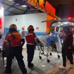 Momento en el que los heridos tras el ataque armado en Villa Nueva son ingresados al hospital. ,Bomberos Municipales