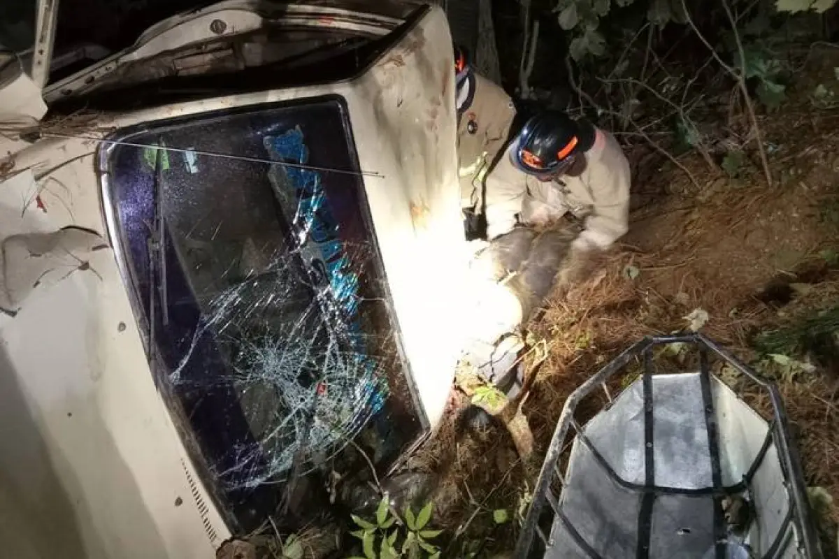 El picop cayó a un barranco en el departamento de Totonicapán., Bomberos Voluntarios