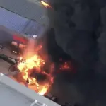 Helicóptero de noticias se desploma en Los Ángeles durante cobertura de accidente y deja tres muertos. ,Captura de pantalla video de X.