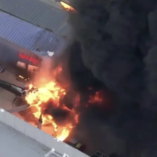 Helicóptero de noticias se desploma en Los Ángeles durante cobertura de accidente y deja tres muertos. ,Captura de pantalla video de X.