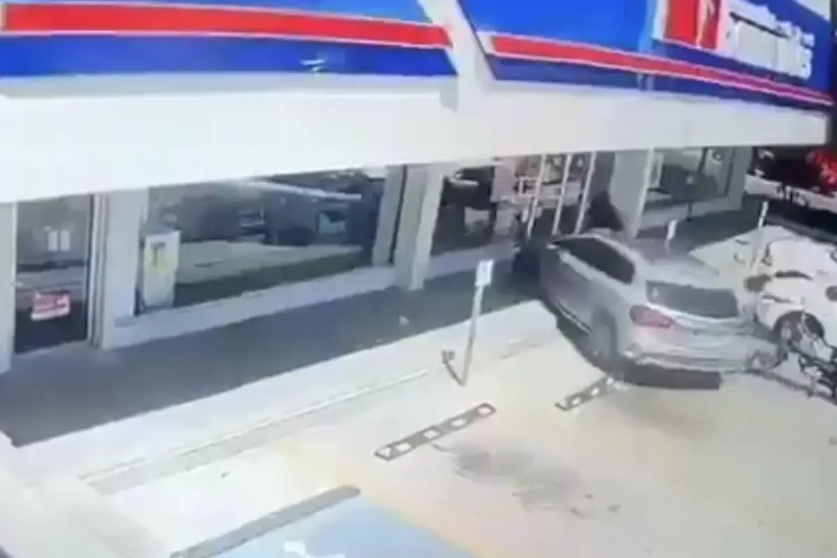 Conductor embiste a mujer y la prensa en farmacia., Captura de video